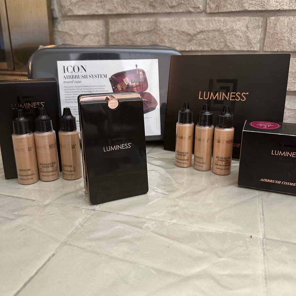 Luminess ICON Flawless AirBrush System (6) Foundations + Lip Eye Shadow Compact